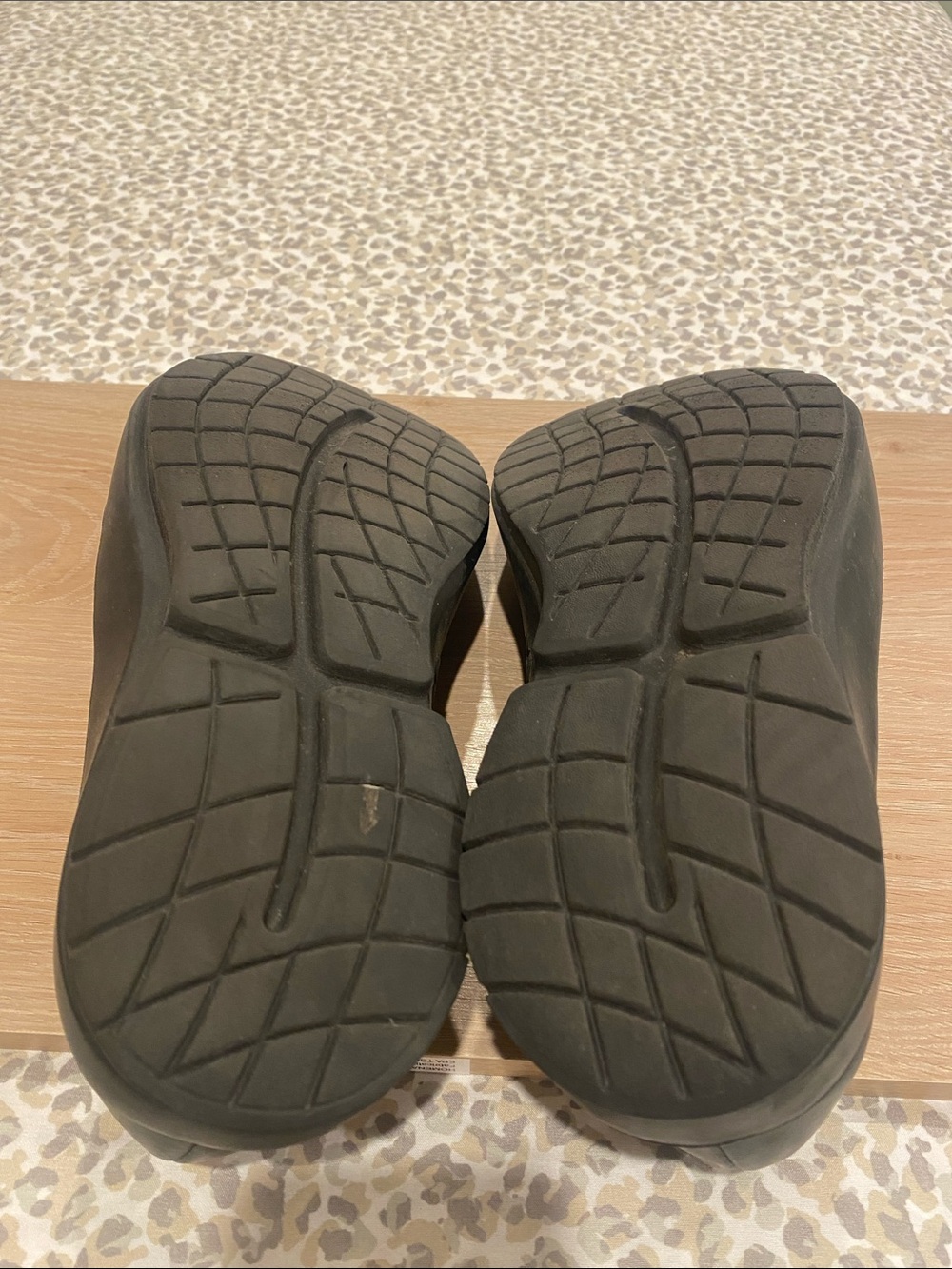 OOFOS Men’s Size 10.5 Black Slip-On Comfort Loafers with Green Accents - Picture 7 of 8
